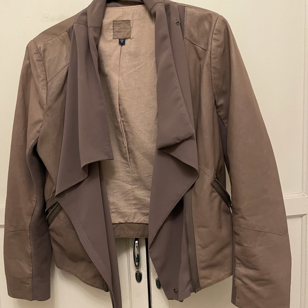 Versatile and chic vintage gap leather jacket